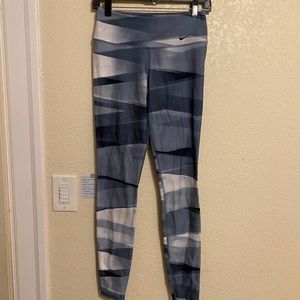 NIKE // blue x white stripped leggings 💙🤍